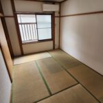 2階6帖の明るい和室、畳は入居時に入替えます (寝室)