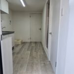 玄関側から見渡したお部屋 (キッチン)