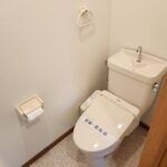 トイレは温水洗浄便座つきです トイレは温水洗浄便座つきです