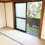 窓の外は日本庭園になっています