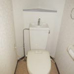暖房便座、上部に小さい収納付きのトイレです