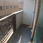洗濯機置場はベランダにあります