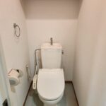 暖房便座、上部に小さい収納付きのトイレです (玄関) 暖房便座、上部に小さい収納付きのトイレです (玄関)