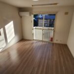 広い8帖の洋室（反転タイプの写真です） (内装)
