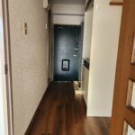 右手に洗濯機置場、キッチン、冷蔵庫スペース。左手は浴室。 (内装)