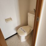収納棚付きのトイレです