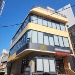 上階入口は建物右手から (外観)