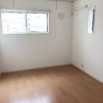 2面採光で明るさも風通しもいいです (内装)