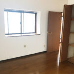 二面採光の明るい洋室です (寝室)