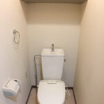 棚もついていて使いやすいトイレ 棚もついていて使いやすいトイレ