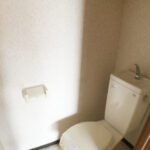 収納棚付きのトイレです 収納棚付きのトイレです